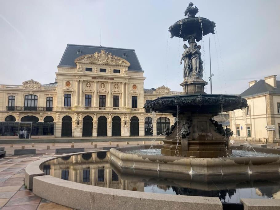 Duplex Parapluies De Cherbourg Netflix Parking Buitenkant foto